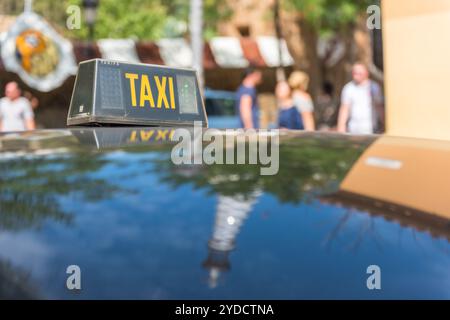 Taxidetails mit Gebäudereflexionen Stockfoto
