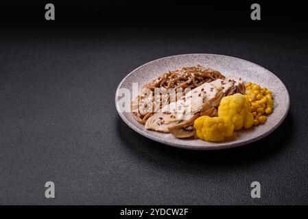 Asiatisches Gericht mit Hähnchenfilet in Scheiben, Buchweizennudeln, Sojasauce Stockfoto