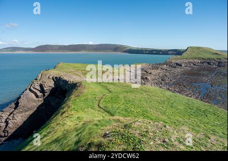 Blick entlang Worms Head auf das Festland vom Outer Head, Gower, Wales, Großbritannien Stockfoto