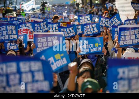 Die Wiederaufbau-Korea-Partei Mitglieder der Wiederaufbau-Korea-Partei während einer Kundgebung, die die Amtsenthebung von Präsident Yoon Suk Yeol in der Nähe der Staatsanwaltschaft in Seoul, Südkorea, am 26. Oktober 2024 forderte. Laut einer am 25. Oktober veröffentlichten Umfrage fiel die positive Einschätzung der Präsidentschaftsleistung von Yoon Suk Yeol innerhalb von sechs Wochen auf 20 Prozent zurück. Der größte Grund dafür war die angebliche Manipulation des Aktienpreises von Deutsche Motors durch First Lady Kim Geun-hee. Seoul Republik Korea Copyright: XMatrixxImagesx/xLeexKitaex Stockfoto