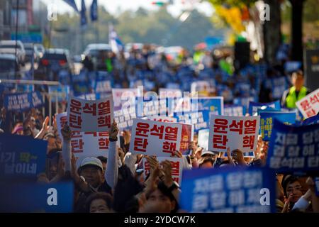 Die Wiederaufbau-Korea-Partei Mitglieder der Wiederaufbau-Korea-Partei während einer Kundgebung, die die Amtsenthebung von Präsident Yoon Suk Yeol in der Nähe der Staatsanwaltschaft in Seoul, Südkorea, am 26. Oktober 2024 forderte. Laut einer am 25. Oktober veröffentlichten Umfrage fiel die positive Einschätzung der Präsidentschaftsleistung von Yoon Suk Yeol innerhalb von sechs Wochen auf 20 Prozent zurück. Der größte Grund dafür war die angebliche Manipulation des Aktienpreises von Deutsche Motors durch First Lady Kim Geun-hee. Seoul Republik Korea Copyright: XMatrixxImagesx/xLeexKitaex Stockfoto