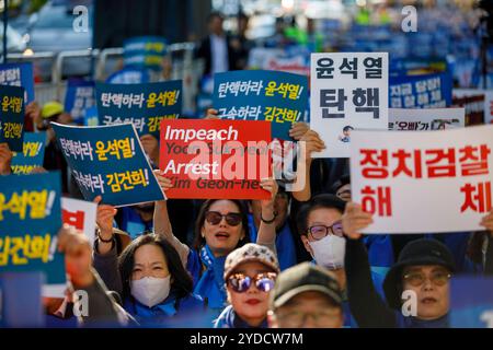 Die Wiederaufbau-Korea-Partei Mitglieder der Wiederaufbau-Korea-Partei während einer Kundgebung, die die Amtsenthebung von Präsident Yoon Suk Yeol in der Nähe der Staatsanwaltschaft in Seoul, Südkorea, am 26. Oktober 2024 forderte. Laut einer am 25. Oktober veröffentlichten Umfrage fiel die positive Einschätzung der Präsidentschaftsleistung von Yoon Suk Yeol innerhalb von sechs Wochen auf 20 Prozent zurück. Der größte Grund dafür war die angebliche Manipulation des Aktienpreises von Deutsche Motors durch First Lady Kim Geun-hee. Seoul Republik Korea Copyright: XMatrixxImagesx/xLeexKitaex Stockfoto