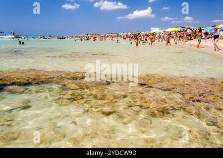 PESCOLUSE, ITALIEN - 5. AUGUST: Menschen, die einen schönen Tag am Strand in Pescoluse, Apulien, Italien, 5. August 2015 genießen. Aka die Malediven von Salento Stockfoto