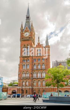 LONDON – MAI 31: St Pancras Station mit nicht identifizierten Personen am 31. Mai 2015 in London. Einer der Hauptbahnhöfe, bei Eröffnung 1868 die bogenbrücke Barlow tr Stockfoto