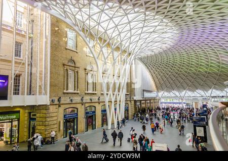 LONDON - MAI 31: Haupthalle des Kings Cross-Bahnhofs in London, 31. Mai 2015. Es ist einer der Hauptbahnhöfe der Stadt, die moderne Renovierung war d Stockfoto