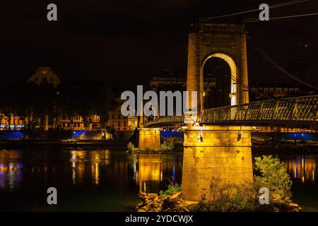 Brücke über den Fluss Rhone in Lyon, Frankreich bei Nacht Stockfoto