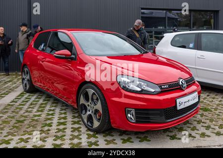 50 Jahre Golf - Volkswagen Golf GTi, ausgestellt im Bicester Heritage Scramble am 6. Oktober 2024. Stockfoto