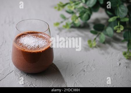 Schokoladen-Smoothie mit Kokosflocken Stockfoto