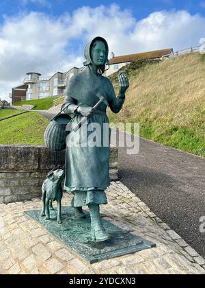 Statue von Mary Anning (Fossiliensammler und Paläontologin) in Lyme Regis, Dorset, England. Stockfoto