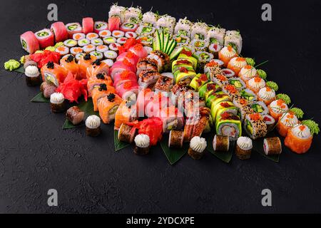 Großes Sushi-Set, von oben auf schwarzem Hintergrund aufgenommen Stockfoto