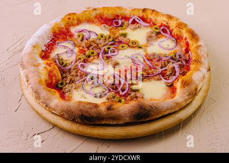 Italienische Pizza mit Thunfisch und roten Zwiebeln Stockfoto