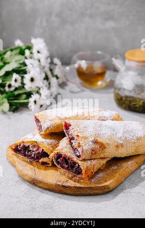 Blätterteiggebäck, gefüllt mit süßer Kirschfüllung Stockfoto