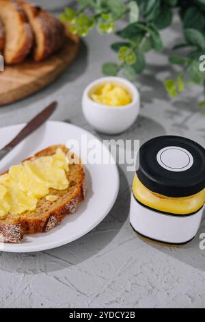 Brot und geschmolzene Butter zum Frühstück Stockfoto