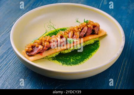 Pfannkuchen mit Pesto-Sauce, Schinken und Zwiebeln Stockfoto