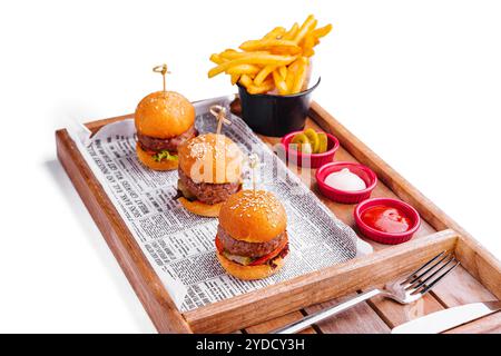 Mini-Burger mit Pommes frites auf Holztablett Stockfoto