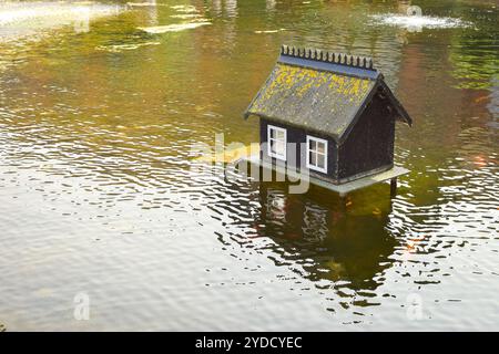 Wunderschönes kleines Haus auf Wasseroberfläche. Kleines Haus in einem Teich. Stockfoto