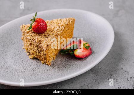 Honigkuchen mit Erdbeeren auf Teller Stockfoto