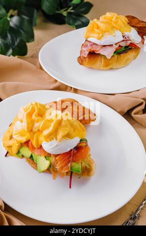 Frisches Croissant mit Räucherlachs und Croissant-Sandwich mit Speck Stockfoto