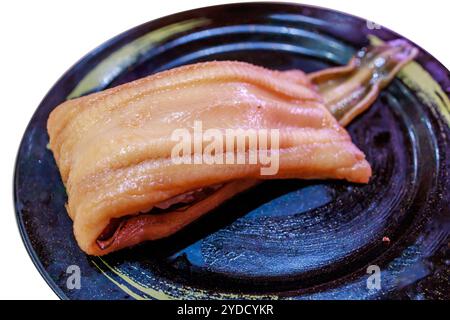 Gestanzt vom ganzen gekochten Conger Aal mit Reis auf weiß isoliert. Stockfoto