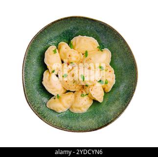 Knödel mit Hüttenkäse auf einer grünen Platte isoliert Stockfoto