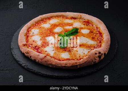 Neapolitanische Pizza auf einer Sahnesauce Stockfoto