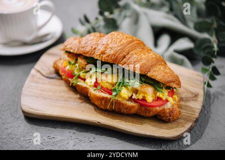 Croissant gefüllte Rührei mit Garnelen Stockfoto