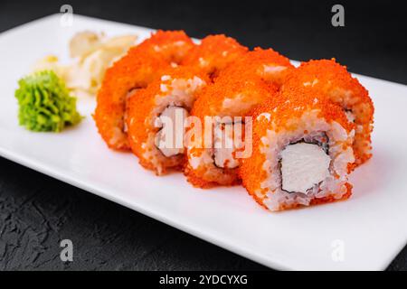 Makroaufnahme von kalifornischen Maki-Sushi-Brötchen mit Reis Stockfoto