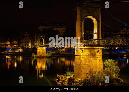 Brücke über den Fluss Rhone in Lyon, Frankreich bei Nacht Stockfoto