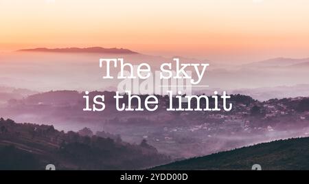 Der Himmel ist die Grenze, neblige Berge Hintergrund Stockfoto