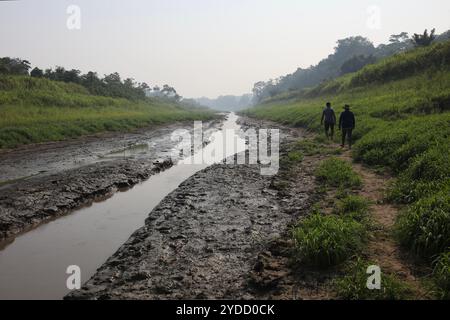 Santarem, Brasilien. November 2023. Mitten in einer Dürre lässt ein dünnes Wassertröpfchen kaum Motorbooten den Weg durch den Igarapezinho-Kanal in Santa Maria do Tapara zu. Zwischen September und November 2023 erlebte das Amazonasgebiet eine beispiellose Dürre. Brände verwüsteten Flora und Fauna, und viele Gemeinden waren vom Rest der Welt abgeschnitten, da sie auf ausgetrockneten Wasserstraßen angewiesen sind. (Foto: Apolline Guillerot-Malick/SOPA Images/SIPA USA) Credit: SIPA USA/Alamy Live News Stockfoto