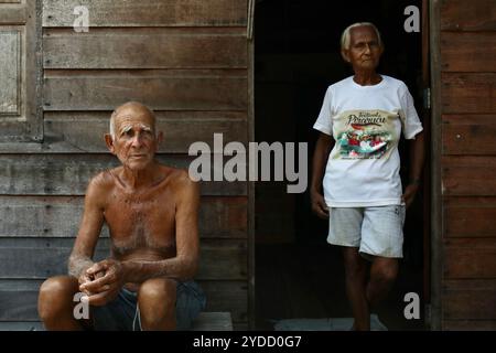 Santarem, Brasilien. November 2023. Im Alter von 73 Jahren fürchten Antônio und Maria Luiza dos Santos, dass sie, wenn sie krank werden, nicht in der Lage sein werden, von medizinischer Versorgung in Santa Maria do Tapara zu profitieren. Zwischen September und November 2023 erlebte das Amazonasgebiet eine beispiellose Dürre. Brände verwüsteten Flora und Fauna, und viele Gemeinden waren vom Rest der Welt abgeschnitten, da sie auf ausgetrockneten Wasserstraßen angewiesen sind. (Foto: Apolline Guillerot-Malick/SOPA Images/SIPA USA) Credit: SIPA USA/Alamy Live News Stockfoto