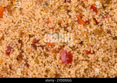 Köstlicher heißer gekochter Weizenbrei Couscous mit Gemüse Stockfoto