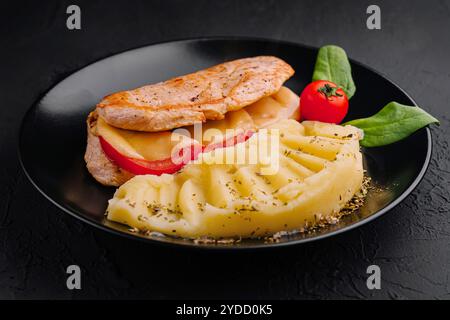 Gebackenes Hähnchenfilet mit Käse und Kartoffelpüree Stockfoto