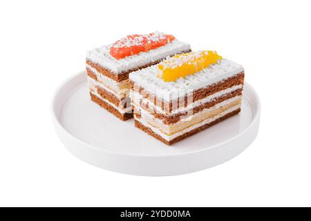 Zwei Scheiben mehrschichtiger Kakaoschwammkuchen mit Kokosflocken Stockfoto