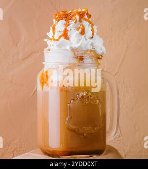 Karamell Eiskaffee mit Schlagsahne Stockfoto