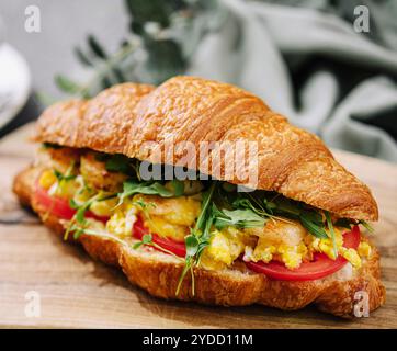 Croissant gefüllte Rührei mit Garnelen Stockfoto