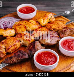 Metallspieße mit köstlichem Fleisch und Ketchup-Sauce Stockfoto