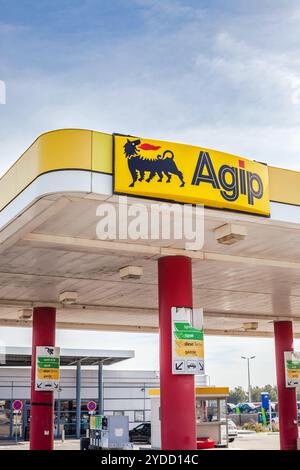 Agip-Logo auf der Tankstelle Stockfoto