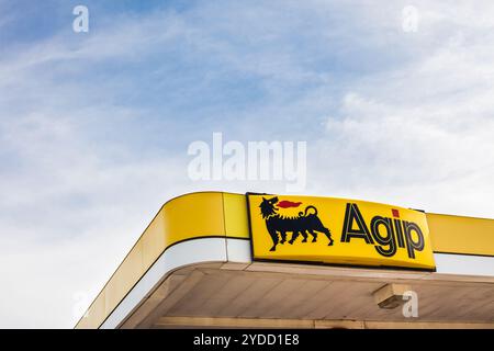 Agip-Logo auf der Tankstelle Stockfoto