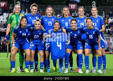 Italienische Spieler posieren für ein Mannschaftsfoto mit einem Trikot von Aurora Galli, einer verletzten Teamkollegin, während des Freundschaftsspiels zwischen den italienischen und maltesischen Nationalmannschaften im Tre Fontane-Stadion in Rom (Italien) am 25. Oktober 2024. Stockfoto