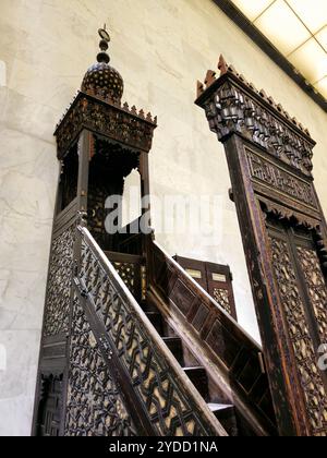 Kairo, Ägypten, 6. Oktober 2024: Minbar AbouBakr Ibn Mizhar Moschee, die Kanzel, aus der die Predigt (Khutbah) gehalten wird, das Nationalmuseum von Ägypten Stockfoto