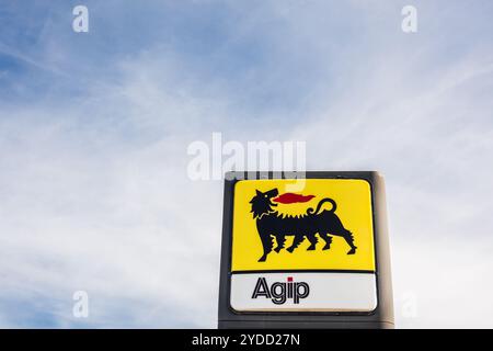 Agip-Logo auf der Tankstelle Stockfoto