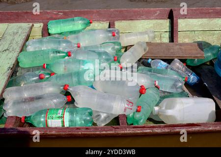 Santarem, Para, Brasilien. November 2023. In Santa Maria do Tapara füllen die Bewohner ihre Flaschen ein- bis dreimal pro Woche mit Wasser aus dem Gemeindebrunnen. Zwischen September und November 2023 erlebte das Amazonasgebiet eine beispiellose Dürre. Brände verwüsteten Flora und Fauna, und viele Gemeinden waren vom Rest der Welt abgeschnitten, da sie auf ausgetrockneten Wasserstraßen angewiesen sind. (Credit Image: © Apolline Guillerot-Malick/SOPA Images via ZUMA Press Wire) NUR REDAKTIONELLE VERWENDUNG! Nicht für kommerzielle ZWECKE! Stockfoto