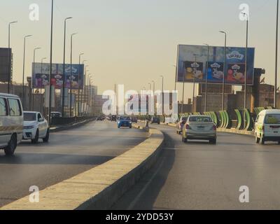 Kairo, Ägypten, 20. Oktober 2024: Die 6. Oktober-Brücke, eine Hochautobahn in Kairo, 20,5 Kilometer, erinnert an das Datum der Operation B Stockfoto