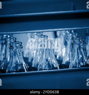 Kiste mit leeren Glasflaschen blau gefärbt Stockfoto