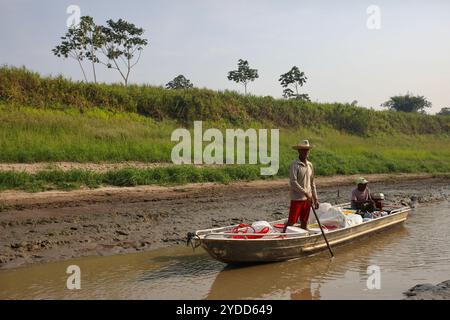 Santarem, Para, Brasilien. November 2023. In Santa Maria do Tapara holt Ruitilson Almeida Batista, ein 62-jähriger Fischer, Wasser aus dem Brunnen Santana für drei Familien in seinem Dorf. Zwischen September und November 2023 erlebte das Amazonasgebiet eine beispiellose Dürre. Brände verwüsteten Flora und Fauna, und viele Gemeinden waren vom Rest der Welt abgeschnitten, da sie auf ausgetrockneten Wasserstraßen angewiesen sind. (Credit Image: © Apolline Guillerot-Malick/SOPA Images via ZUMA Press Wire) NUR REDAKTIONELLE VERWENDUNG! Nicht für kommerzielle ZWECKE! Stockfoto