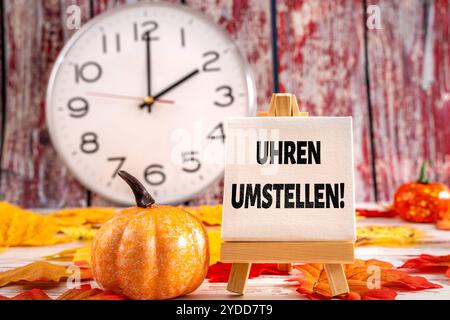 Bayern, Deutschland - 26. Oktober 2024: Uhren wechseln. Symbol für Zeitumstellung in Winterzeit ab Sommerzeit der Uhr. FOTOMONTAGE *** Umstellen der Uhren. Symbol für Zeitumstellung auf Winterzeit von Sommerzeit der Uhrzeit. FOTOMONTAGE Stockfoto