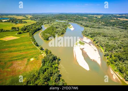 Luftaufnahme des Flusses Drau in der kroatischen Podrawina, Grenze zu Ungarn Stockfoto