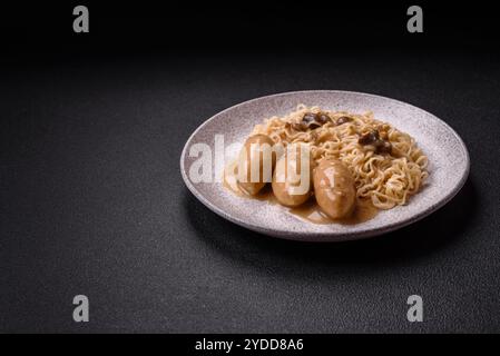 Fisch- oder Fleischquenelles mit Gemüse, Salz und Gewürzen in Pilzsauce Stockfoto