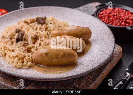 Fisch- oder Fleischquenelles mit Gemüse, Salz und Gewürzen in Pilzsauce Stockfoto